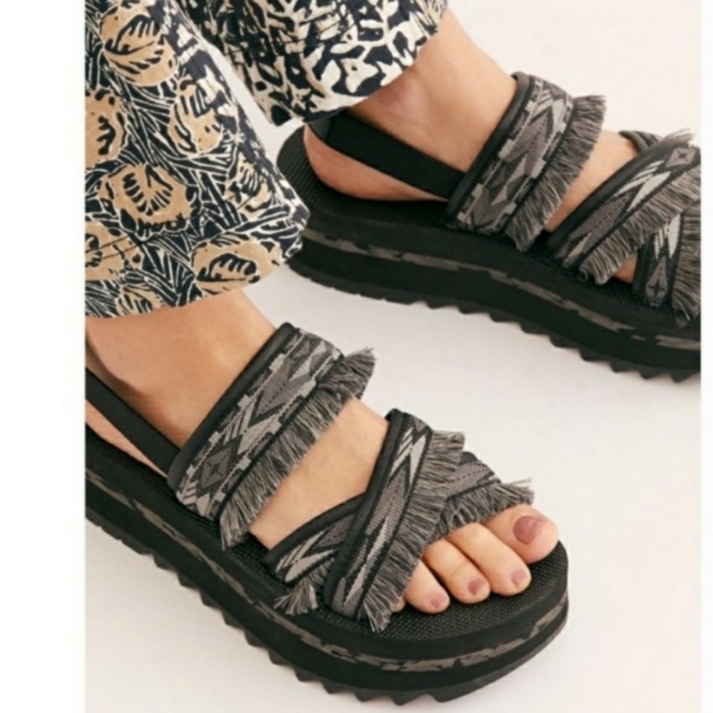 TEVA SANDAL